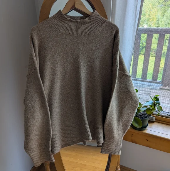🍀 H&M - Tan mock neck sweater - Picture 1 of 5